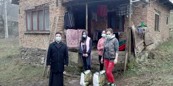 familii nevoiase ajutate de preoti foto episcopia devei si hunedoarei