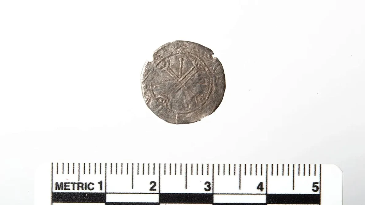 Pe fața vizibilă a monedei apare un motiv numit „cruce peste cruce” (© Arkeologisk Museum, Universitetet i Stavanger)