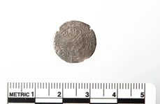 Pe fața vizibilă a monedei apare un motiv numit „cruce peste cruce” (© Arkeologisk Museum, Universitetet i Stavanger)