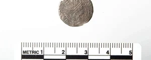 Pe fața vizibilă a monedei apare un motiv numit „cruce peste cruce” (© Arkeologisk Museum, Universitetet i Stavanger)