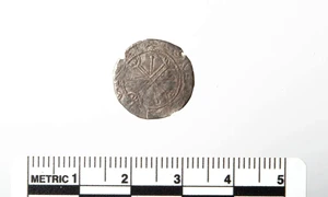 Pe fața vizibilă a monedei apare un motiv numit „cruce peste cruce” (© Arkeologisk Museum, Universitetet i Stavanger)