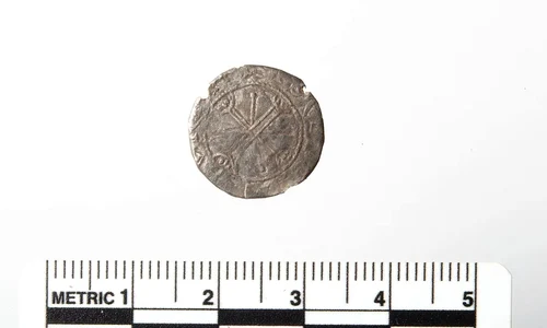 Pe fața vizibilă a monedei apare un motiv numit „cruce peste cruce” (© Arkeologisk Museum, Universitetet i Stavanger)