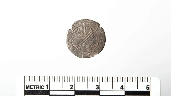 Pe fața vizibilă a monedei apare un motiv numit „cruce peste cruce” (© Arkeologisk Museum, Universitetet i Stavanger)