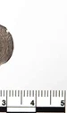 Pe fața vizibilă a monedei apare un motiv numit „cruce peste cruce” (© Arkeologisk Museum, Universitetet i Stavanger)