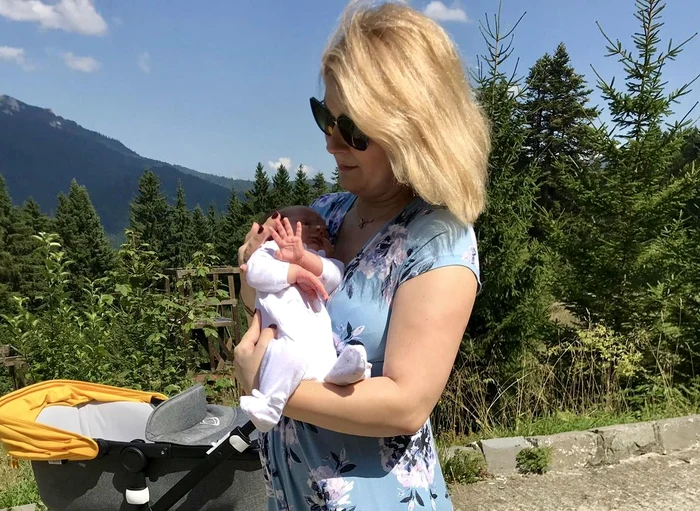 
    Sandra Stoicescu are o fetiţă care va împlini curând o lunăFoto: arhivă personală  