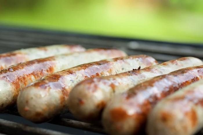 Crenvurști pe grătar / foto: Pixabay 