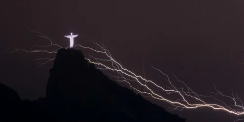 Fulger statuie Iisus Rio de Janeiro FOTO Mediafax/AFP