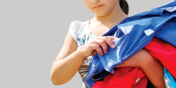 Alina, ascunsă de părinţi ca să nu meargă la şcoală