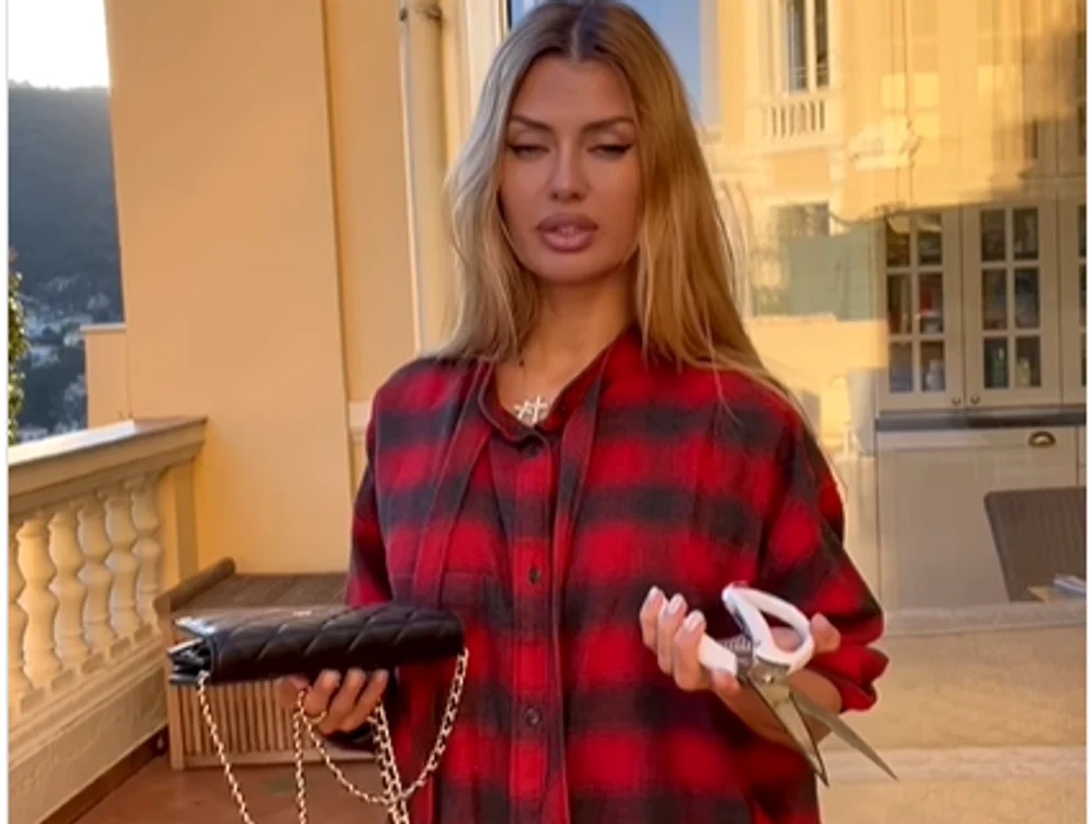 Rusoiacele își taie gențile Chanel în semn de protest față de decizia brandului de a părăsi Rusia