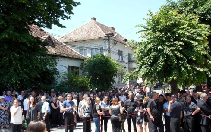 Milionarul Ilie Vonica a fost înmormântat în prezenţa a 500 de oameni. (Foto: Ramona Găină)