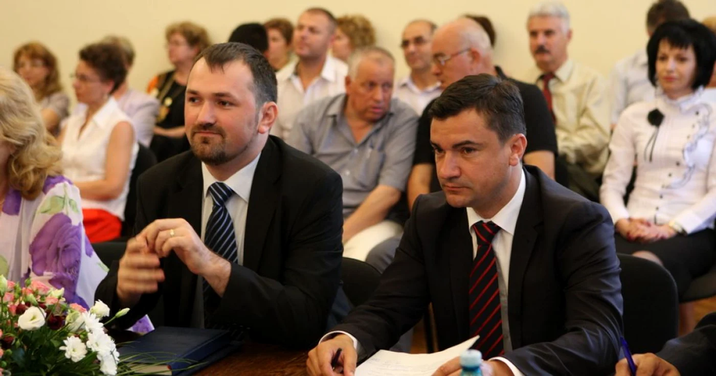Marius Dangă şi Mihai Chirica (dreapta), viceprimarii Iaşiului. Al doilea a ţinut un discurs plin de întrebări retorice, la care încă mai caută răspunsuri, privitor la dispariţia busturilor de bronz din Parcul Copou FOTO Adevărul