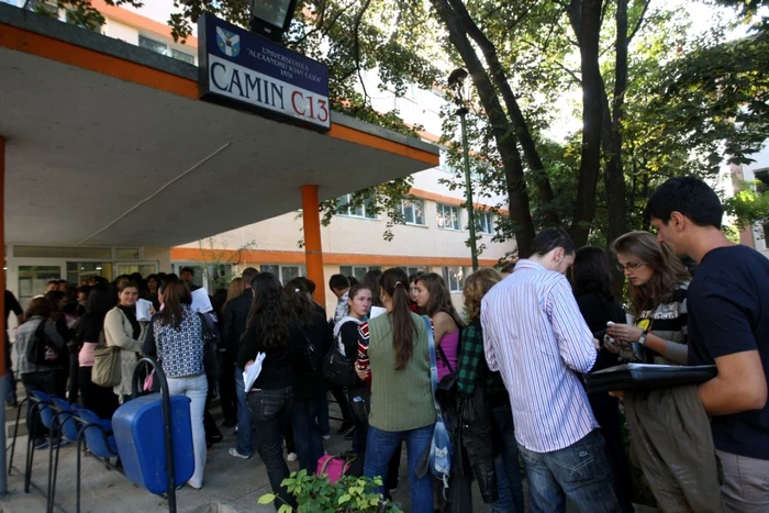 Studenţii de la "Cuza" au de stat la cozi infernale pentru a prinde loc în cămine FOTO: Adevărul