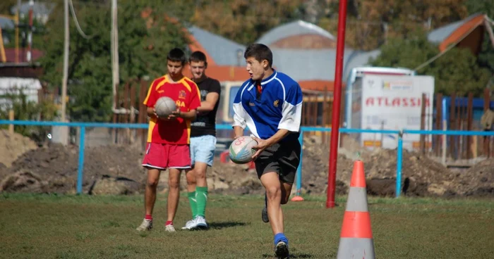 Copiii se antrenează pe stadionul municipal