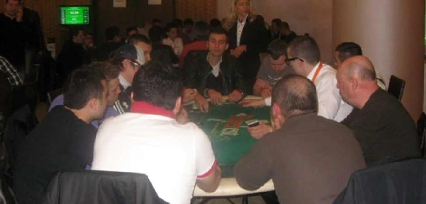 La o masă pot juca maxim 10 participanți 