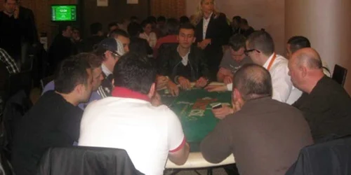 La o masă pot juca maxim 10 participanți 