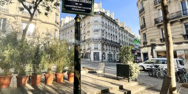 o piata din arondismentul 9 din paris poarta de astazi numele marelui compozitor roman george enescu 2 jpg