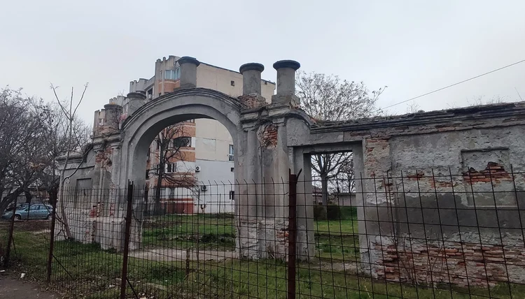 Poarta de han turcesc este în stare avansată de degradare FOTO: C . Mazilu