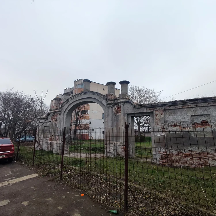 Poarta de han turcesc este în stare avansată de degradare (foto: C . Mazilu)