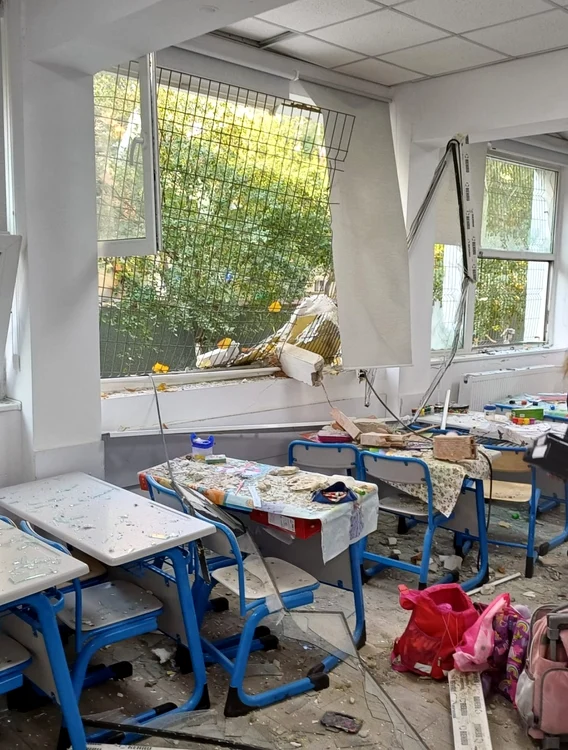 Sală de clasă a liceului Dimitrie Bolintineanu afectată de explozie. Foto: Facebook/Meteoplus