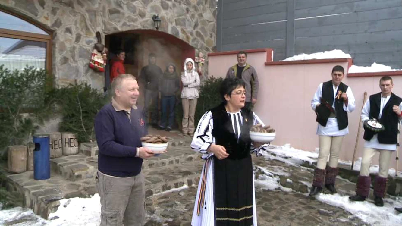 Gazdele ii intampina pe juni cu bucate traditionale