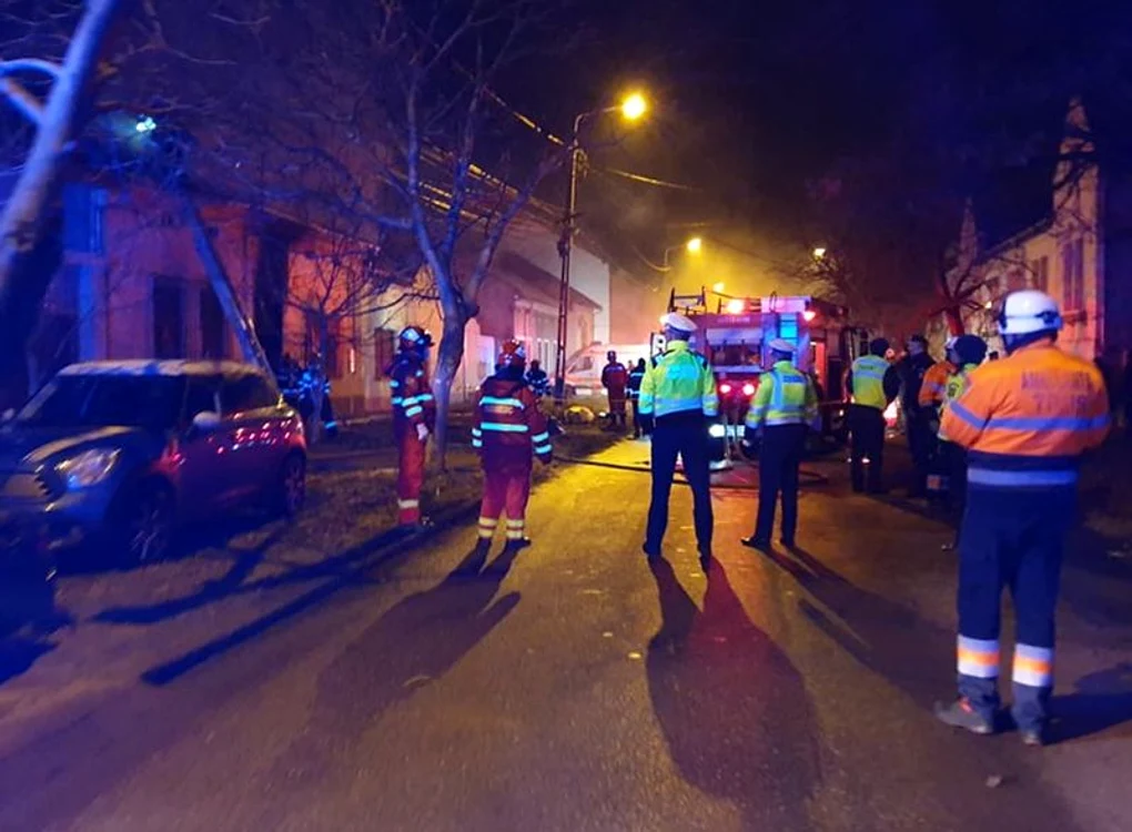 
    Pompierii au încercat să-i salveze pe copii şi au intrat să-i caute cu o cameră de termoviziuneFoto: pressalert.ro  