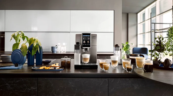 De'Longhi Dinamica Plus espressor automat premium în bucătărie modernă Foto eMAG