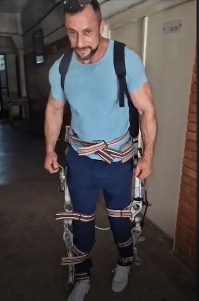 Dispozitivul medical făcut din piese vechi de un inginer în vârstă. Inteligența artificială a jucat un rol cheie VIDEO