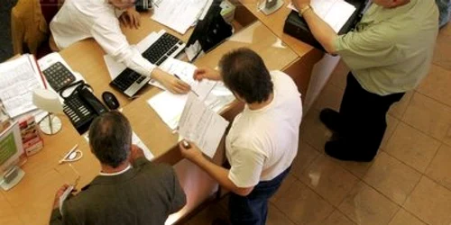 Tot mai mulţi clienţi se arată nemulţumiţi de condiţiile impuse de bănci