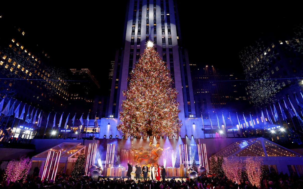 
    Participanții la ceremonia de aprindere a luminițelor din bradul de Crăciun din New York au purtat mască de protecțiefoto: EPA-EFE  