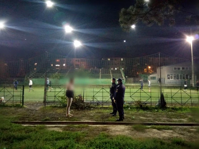 Tânărul a fost prins jucând fotbal FOTO IJJ Ialomiţa