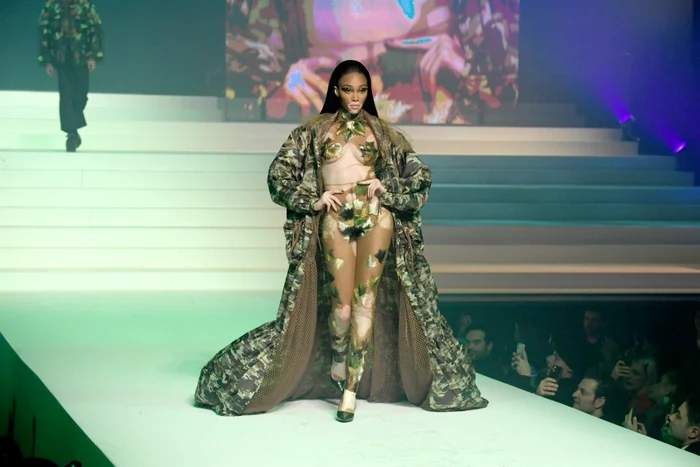 winnie harlow a defilat intr-o salopeta transparenta foto guliver getty images