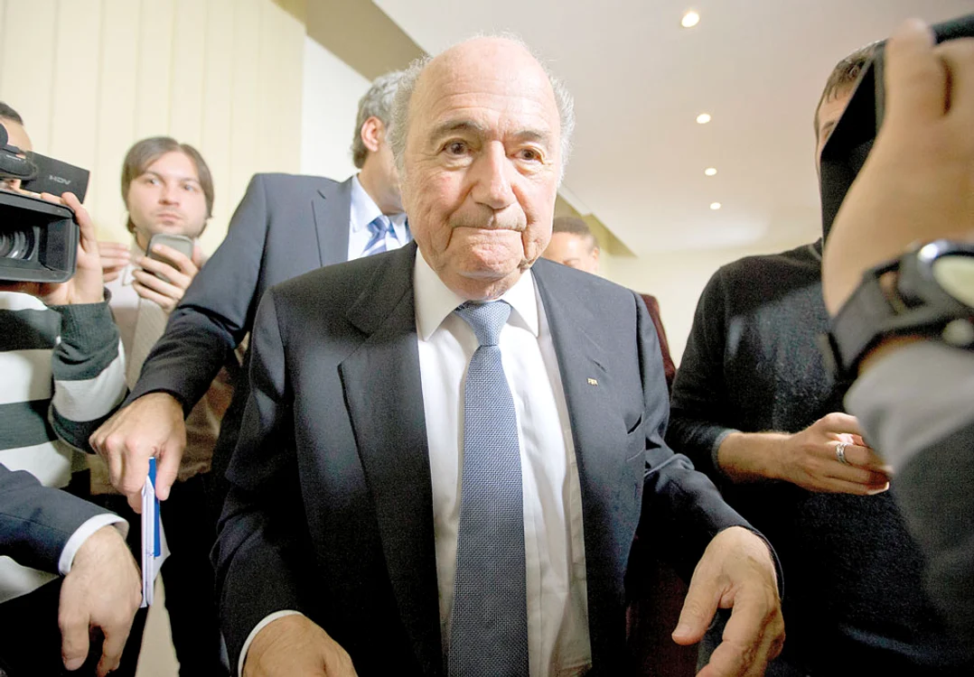 
    Sepp Blatter părăseşte fotbalul mondial pe uşa din dosFoto: AP  
