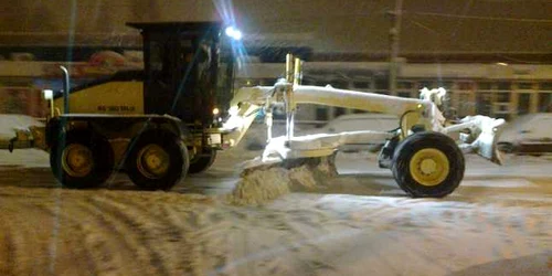 Utilajele de deszăpezire acţionează în continuare
