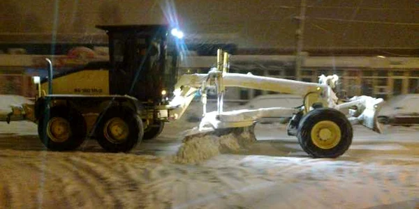 Utilajele de deszăpezire acţionează în continuare