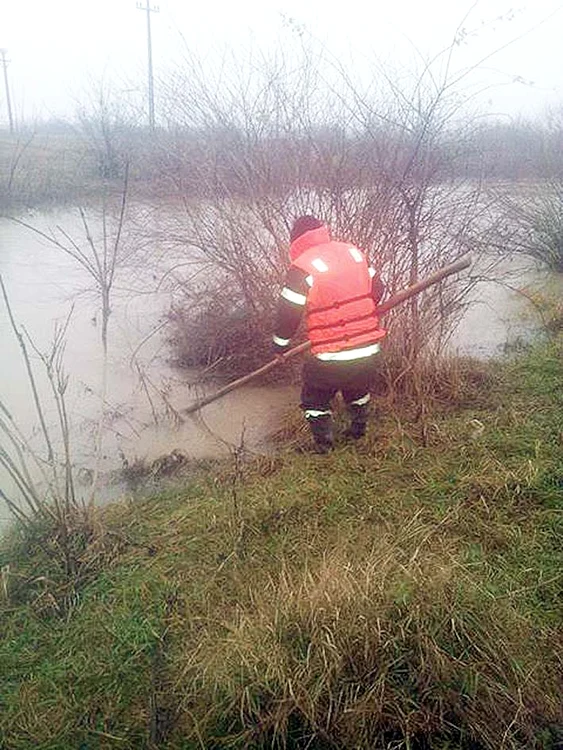 Pompierii caută de 5 zile o fetiţă de trei ani şi 5 luni