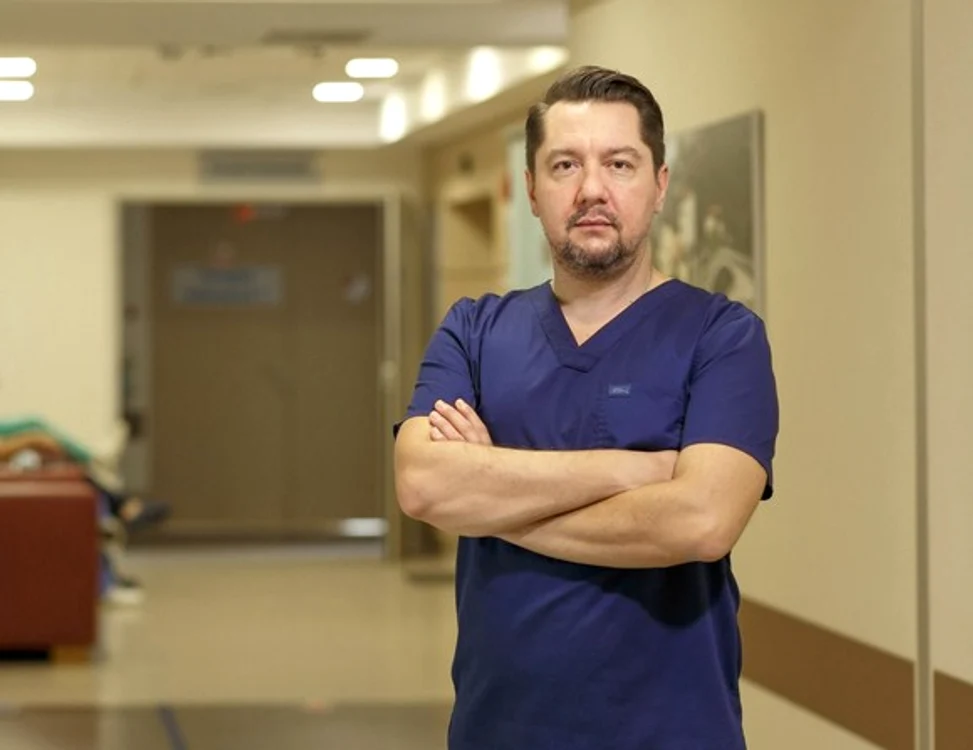 
    Mihai Ionescu este medic primar în chirurgie generală, cu competență în chirurgia obezității  