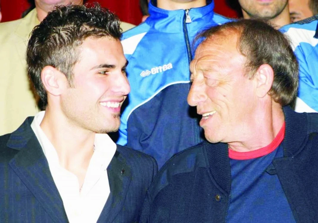 Adrian Mutu, felicitat de Dobrin în 2004, când a fost declarat Cetăţean de Onoare al Piteştiului