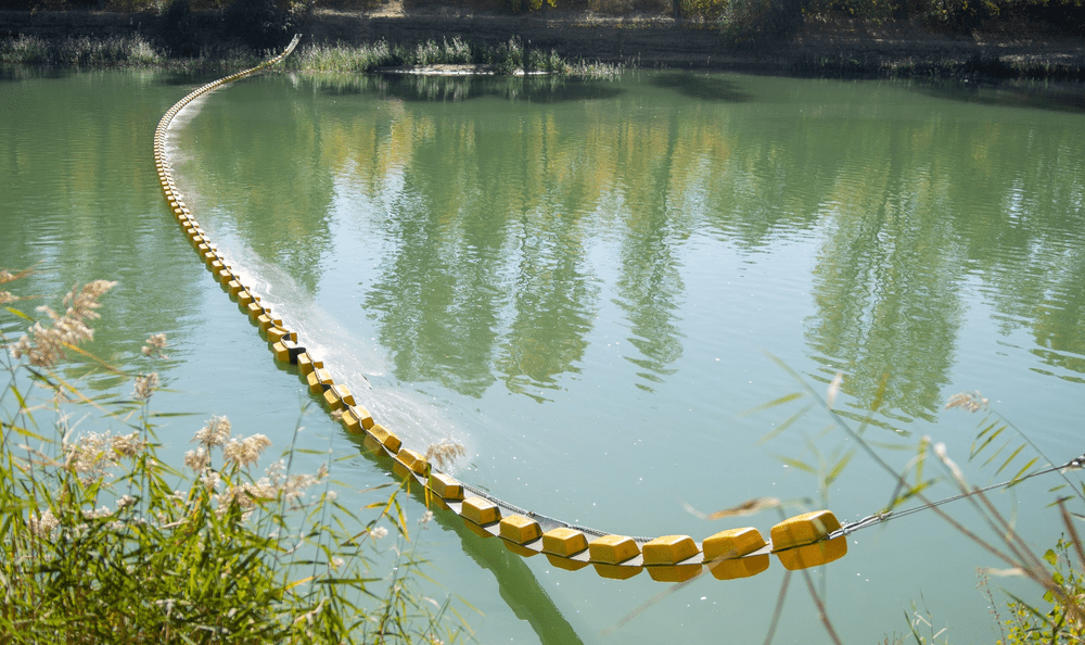 Cea mai mare barieră plutitoare pentru PET-uri, instalată la vărsarea Siretului în Dunăre