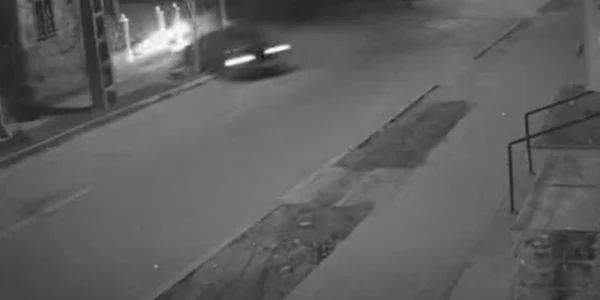 un adolescent beat şi fără permis se izbeşte cu maşina de un stâlp
