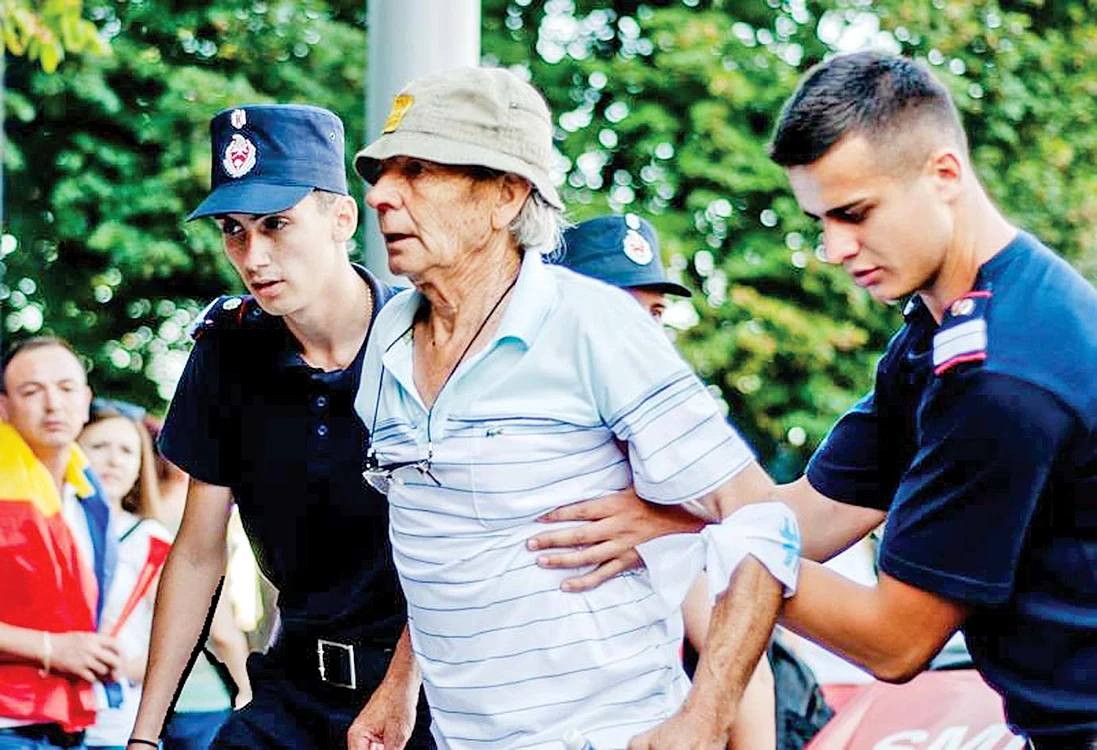 Ilie Gâzea a fost fotografiat chiar în timpul protestului după ce-şi primise doza de gaze