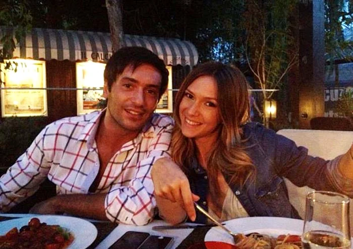 
    Adela Popescu încearcă lucruri noi în bucătărie, alături de Anca AlunguleseiFoto: Arhivă personală  