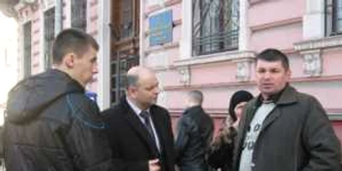 Vasile Hriţcu (dreapta) şi avocatul său (centru)