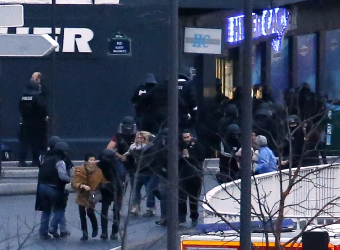 Ostaticii ţinuţi de un terorist într-un magazin evreiesc din Paris au fost eliberaţi FOTO Le Monde/ Twitter