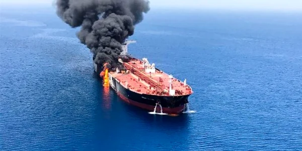 Petrolier in flacari in Golful Oman FOTO AFP