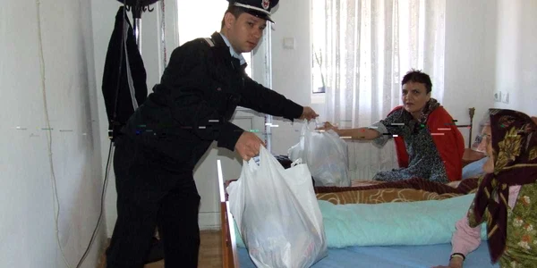 Bătrânii au primit cadouri de la pompieri