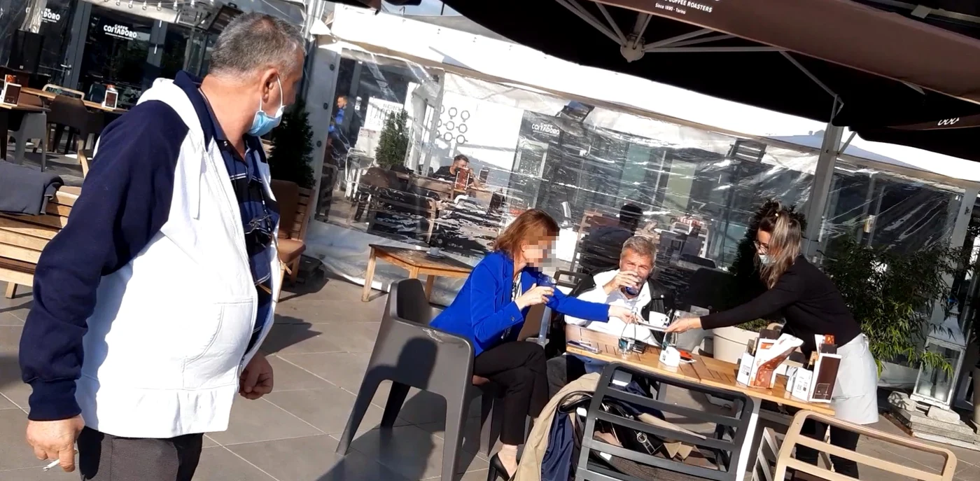 Imediat după ce și-a întrebat prietenii pe Facebook „când ies”, artistul s-a dus direct la o cafea în oraș