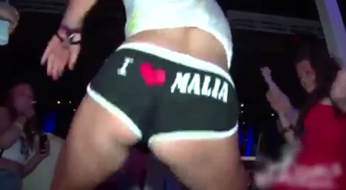 Fetele se dezlănțuie în orgii sexuale