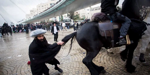 Mii de evrei ultraortodocşi au protestat în Israel şi au blocat joi mai multe autostrăzi reuters