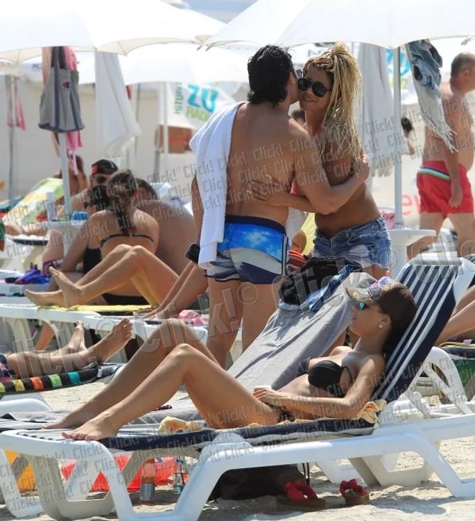 Pepe, asaltat de fete pe litoral