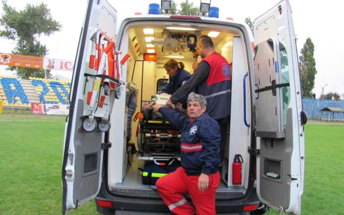 Paramedicii i-au acordat unui tânăr de 17 ani primul ajutor, dup ce s-a accidentat grav